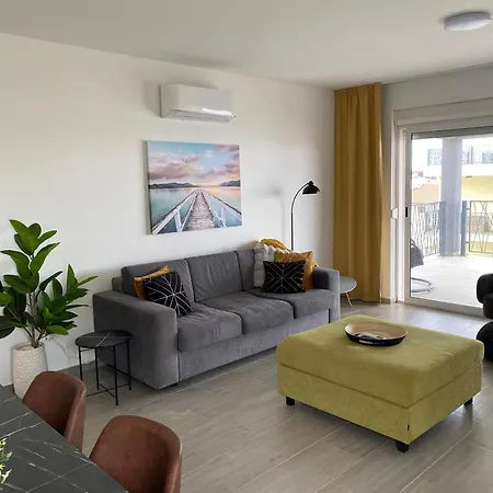 Luxurious Na Moru Retreat With Private Pool Access 아파트 *