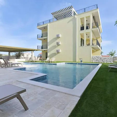 Luxurious Na Moru Retreat With Private Pool Access * 세비드