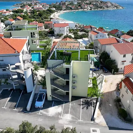 Luxurious Na Moru Retreat With Private Pool Access 아파트